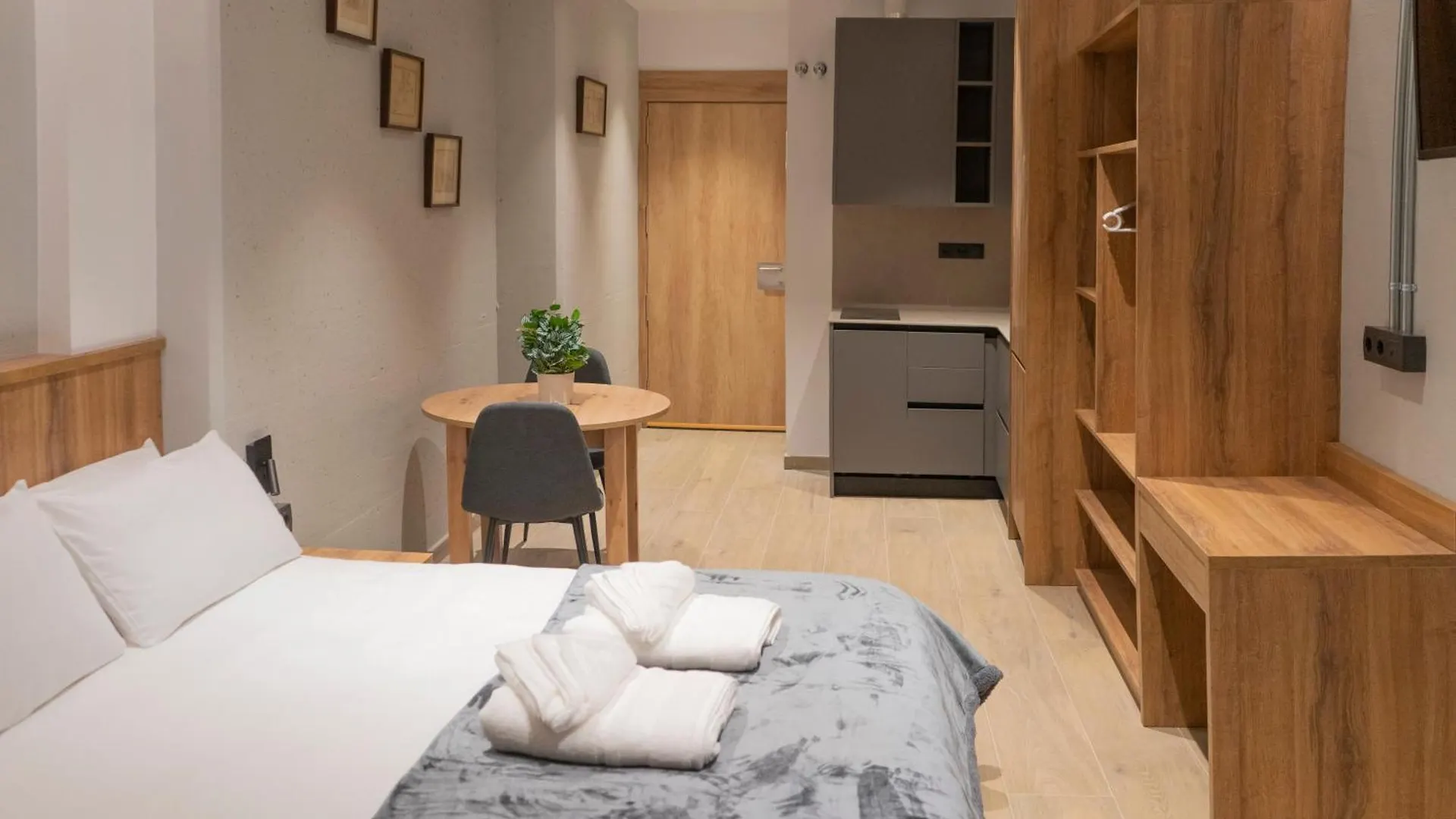 Monturiol Apartaments Barcelona 0*,  Hiszpania